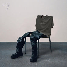 Cargar imagen en el visor de la galería, "Seven (days a week)” t-shirt