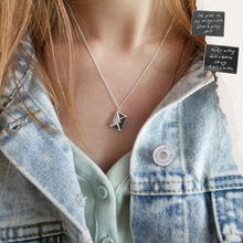 Cargar imagen en el visor de la galería, BE necklace modeled