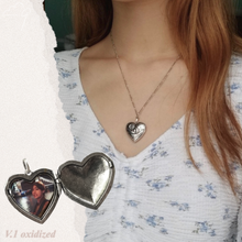 Cargar imagen en el visor de la galería, "Winter Bear" locket necklace